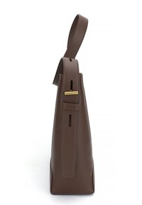 Geantă din piele marron cu o formă structurată și un mâner superior. Are un accent de hardware aurit și o curea laterală cu fante.