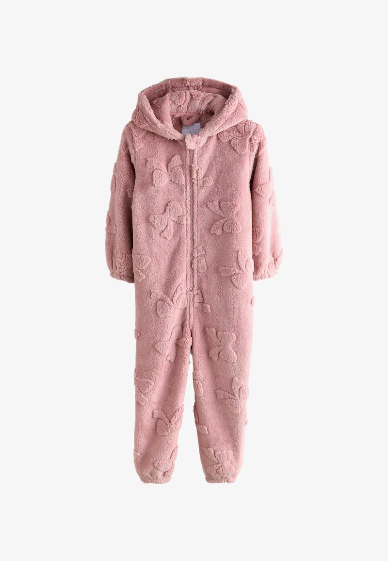Combinaison une pièce rose et duveteuse avec une capuche, présentant un motif en relief de papillons, une fermeture éclair et des poignets élastiques aux manches et aux chevilles.