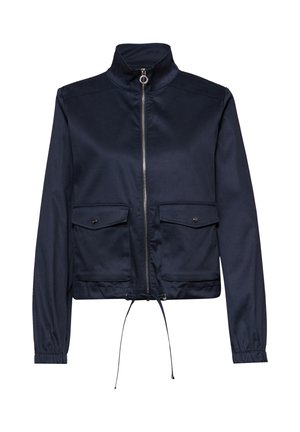 Veste bleu marine avec fermeture éclair sur le devant, col montant, manches longues avec poignets élastiques, deux poches à rabat avec boutons, et ourlet ajustable avec cordon de serrage.