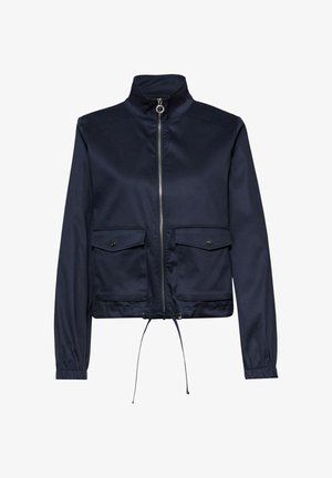 Tmavě modrá bunda se zipem vpředu, vysokým límcem, dlouhými rukávy s elastickými manžetami, dvěma klopovými kapsami s knoflíky a nastavitelným spodním lemem se šňůrkou.