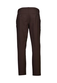 Brązowe spodnie o slim fit, z paskiem z szlufkami oraz dwoma tylnymi kieszeniami z zapięciem na guziki. Gładka tekstura materiału.