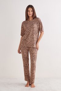 Tweekleurig pyjama set met luipaardpatroon in zachte stof; losvallend T-shirt met korte mouwen en rechte broek met een algeheel patroon.