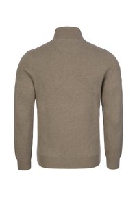 Beżowy sweter dzianinowy, wysoki kołnierz, długie rękawy, prążkowane mankiety i dół, gładka tekstura, prosty fason, bez widocznych wzorów ani ozdób.