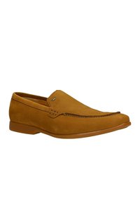 Scarpe slip-on in suede marrone con punta arrotondata, cuciture decorative sulla parte anteriore e suola in gomma liscia. Design semplice, senza chiusure.