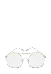 Srebrne metalowe okulary przeciwsłoneczne w geometrycznym, sześciokątnym kształcie, z przezroczystymi soczewkami i cienkimi, smukłymi ramionami. Cechy obejmują subtelne logo na oprawie.