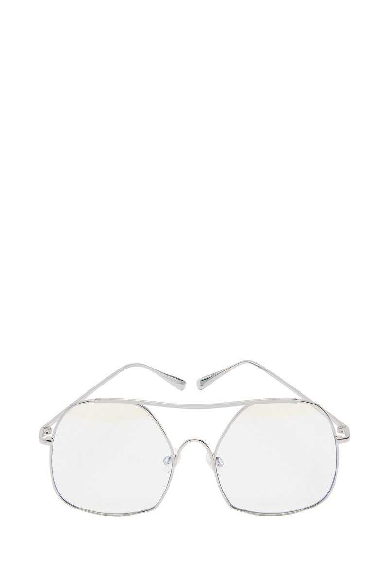 Srebrne metalowe okulary przeciwsłoneczne w geometrycznym, sześciokątnym kształcie, z przezroczystymi soczewkami i cienkimi, smukłymi ramionami. Cechy obejmują subtelne logo na oprawie.