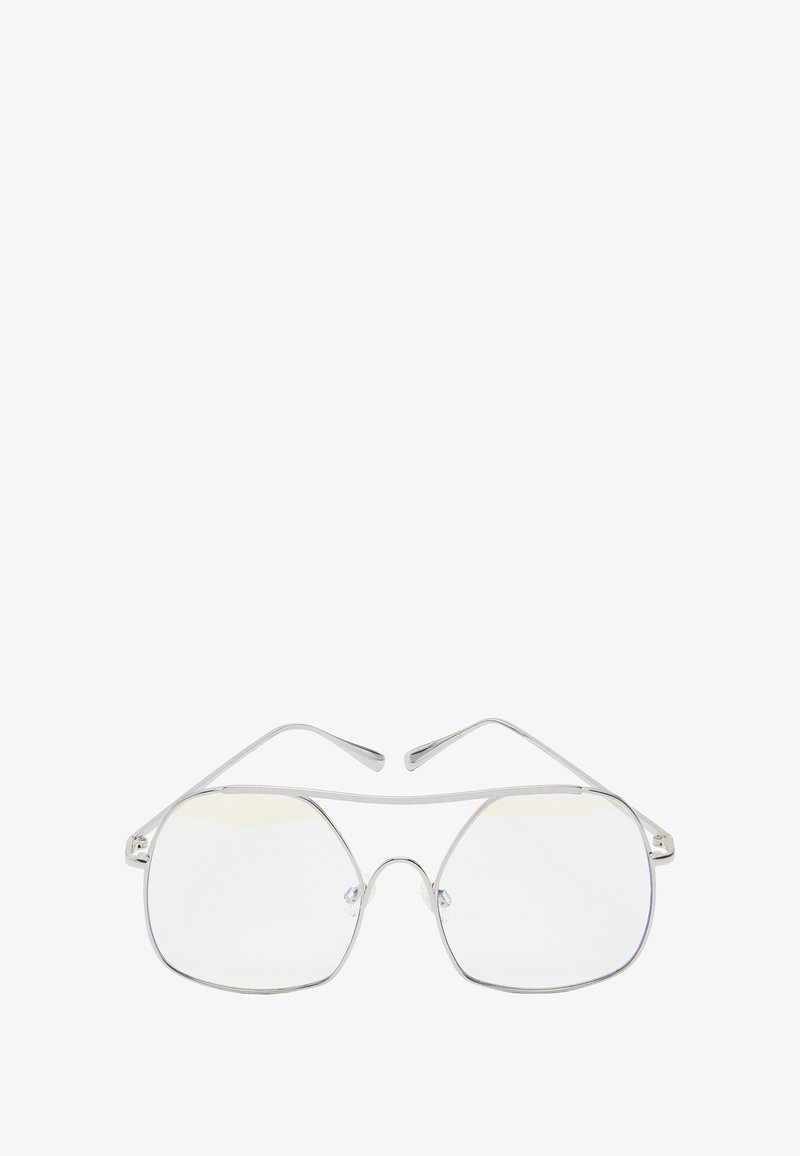 Srebrne metalowe okulary przeciwsłoneczne w geometrycznym, sześciokątnym kształcie, z przezroczystymi soczewkami i cienkimi, smukłymi ramionami. Cechy obejmują subtelne logo na oprawie.