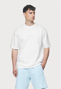 Pegador COLNE LOGO TEE - Nyomott mintás póló - white/baby blue