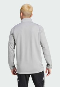 Grijze fleece jas met een hoge kraag, lange mouwen en een zachte textuur. Heeft een casual pasvorm, geschikt voor actieve kleding.