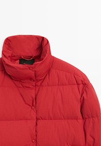 Rote wattierte Steppjacke mit hohem Kragen, Druckknopfverschluss und glatter Textur mit horizontalen Steppmuster.