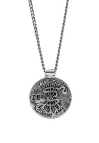 Pendente d'argento a forma circolare, con un design di serpenti e frecce intrecciati, contrassegnato con "3 II," appeso a una catena.