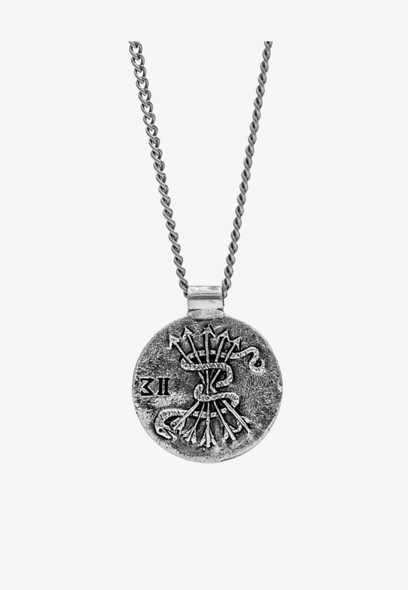 Hõbedane ripats ümmarguse kujuga, millel on kujundus keerduvatest madudest ja nooltest, märgitud "3 II," ripub ahelast.