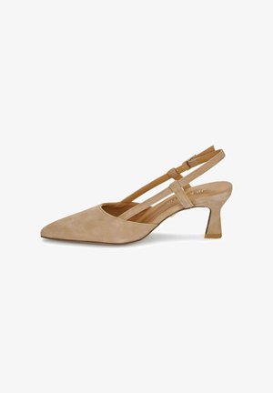 Zapato de mujer beige de ante con tira trasera, punta puntiaguda, tacón cuadrado bajo y correa ajustable en el tobillo con hebilla.