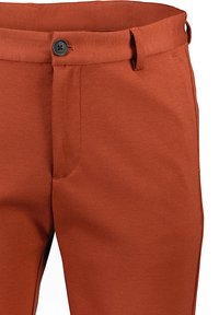 Pantaloni su misura color ruggine con una texture liscia, caratterizzati da una chiusura con bottone nero, tasca laterale e passanti per cintura.