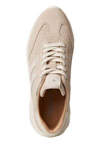 Beige mocka sneakers med en texturerad design, vita snören och en ljusbrun sula. Har en logotags på tungan.