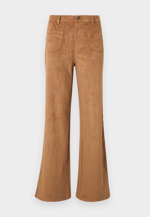 Pantalones de ante marrón con campana que presentan una cintura alta, bolsillos delanteros y traseros, y una textura suave. Diseñados para un ajuste relajado a lo largo de la pierna.