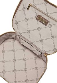 Lynlåsetui i blødt beige stof med gentaget logomønster. Indvendigt inkluderer den en lille lynlåslomme og guldfarvede detaljer.