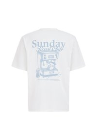 Balta kokvilnas t-krekls ar zilu grafiku uz aizmugures, kurā redzams uzraksts "Sunday Roast Club" un kafijas automāta ilustrācija.