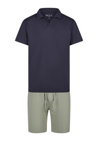 Granatowa koszulka polo z dekoltem w serek i krótkim rękawem, zestawiona z jasnociemnymi szortami z elastycznym pasem i sznurkiem. Styl casual.