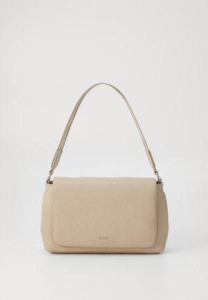 Borsa a tracolla beige con una texture liscia e chiusura a pattina, caratterizzata da una superficie decorata e una sola tracolla regolabile.