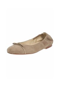 Ballerine in suede beige con punta arrotondata, dettaglio a fiocco delicato sulla parte anteriore e bordi elasticizzati per una vestibilità aderente.