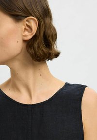 Czarna lniana bluzka bez rękawów z okrągłym dekoltem, z delikatną fakturą i prostymi liniami, pokazana z boku na neutralnym tle.