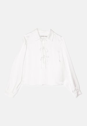 Biała bluzka z długim rękawem i kołnierzykiem, z centralnym sznurowanym detalem, wykonana z gładkiego materiału. Rękawy są elastyczne.