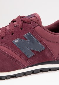 New Balance Tenisky - burgundy