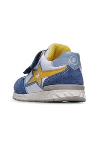 Sneaker in suede blu e sintetico bianco con dettaglio a stella gialla, cinturino in velcro e suola grigia texturizzata. Design calmo e leggero.
