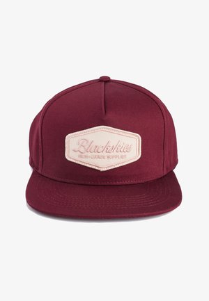 Bordo czapka z płaskim daszkiem, z kremowym sześciokątnym naszywką wyszywaną napisem "Blackskies" oraz "High-Grade Supplies."