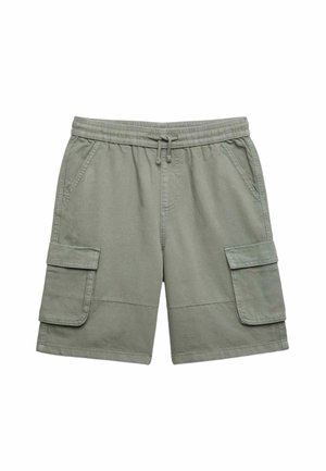 Olivgrüne Cargo-Shorts mit elastischem Bund, Kordelzug, Seitentaschen und Klappentaschen an jedem Oberschenkel, flach auf weißem Hintergrund gelegt.