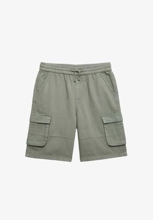 Short cargo vert olive avec ceinture élastique, cordon de serrage, poches latérales et poches à rabat sur chaque cuisse, posé à plat sur fond blanc.