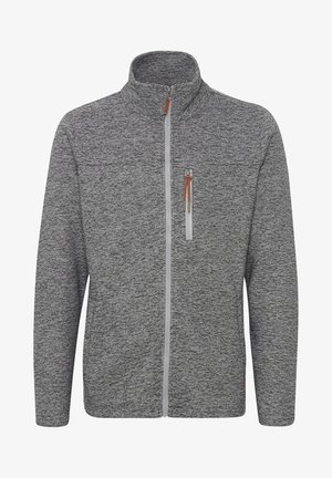 Grå fleecejakke med høj krave, fuld lynlås og en lynlås-foret brystlomme. Har et struktureret stof med subtile mønstre og brune lædertræk.