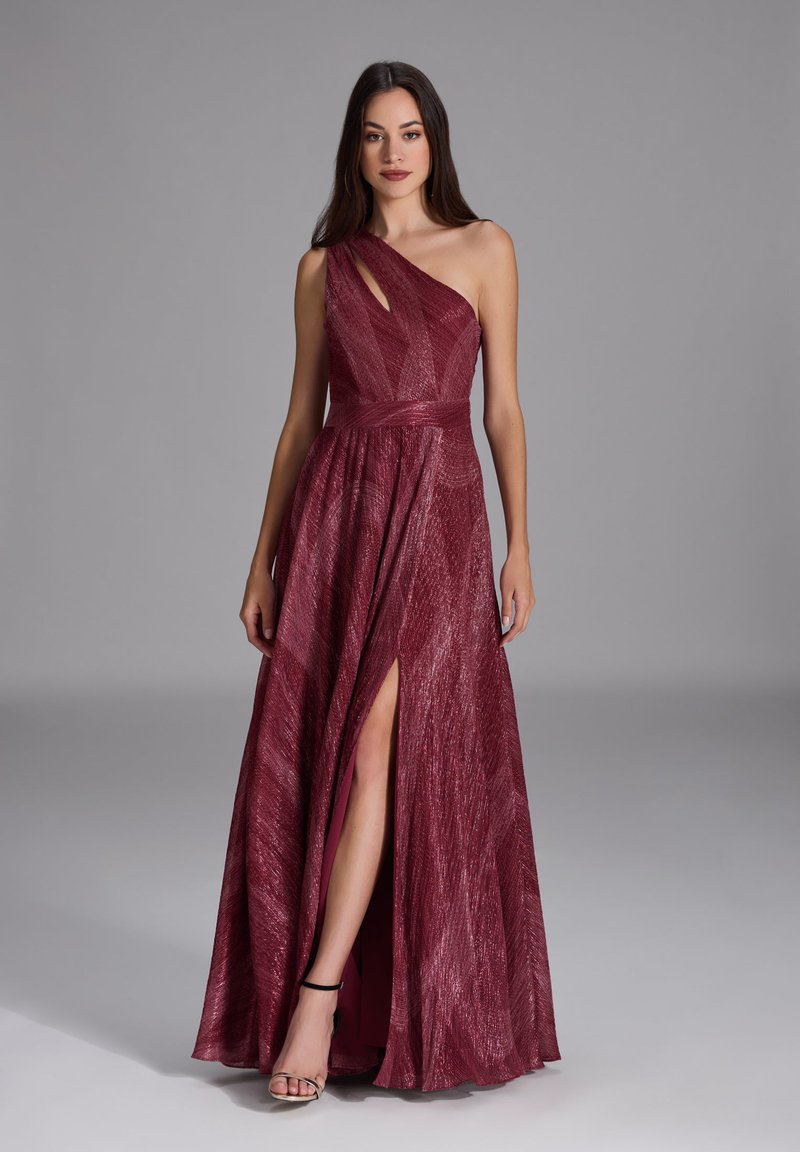 Vestido granate de un solo hombro con una abertura diagonal, tejido texturizado y cintura ajustada. Presenta un corte lateral para un detalle adicional.