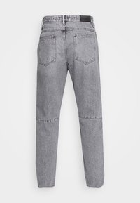 Graue Denim-Jeans mit geradem Bein, ausgestattet mit zwei Gesäßtaschen, sichtbaren Nähten und einem schlichten Design ohne zusätzliche Verzierungen.
