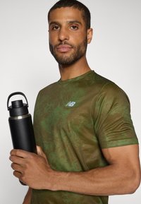 New Balance ATHLETICS PRINTED - Camiseta deportiva - woodland