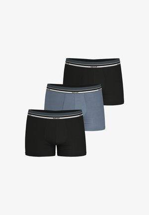 Le set de boxers pour hommes comprend trois pièces : deux noires et une bleu clair. Fabriqué en tissu doux, avec une taille élastiquée arborant le logo de la marque.