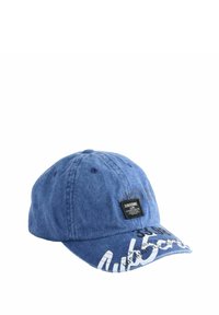 Blå denim baseballcap med syet label, buet skygge og hvid tekstdetalje på forsiden. Blød tekstur, afslappet rund form.