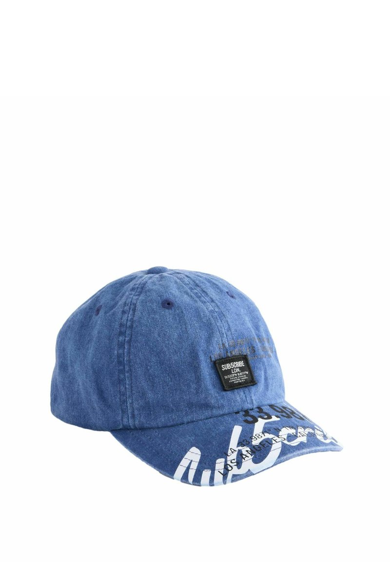 Blå denim baseballcap med syet label, buet skygge og hvid tekstdetalje på forsiden. Blød tekstur, afslappet rund form.