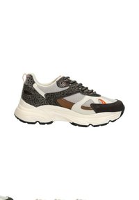 Witte sneakers met donkere bruin en oranje accenten; gaas- en textuurpanelen; stevige zool; gevoerde kraag; contrasterende accenten aan de zijkanten en hiel.