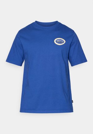 Camiseta de algodón azul con escote redondo, mangas cortas y un gráfico ovalado centrado que presenta texto en blanco y acentos dorados.