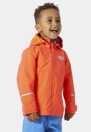Chaqueta impermeable de un brillante color naranja con capucha, que cuenta con rayas reflectantes, un cierre frontal de cremallera y un logotipo en el pecho. Textura suave y ajuste ceñido.