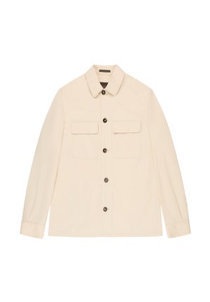 Kremowa kurtka zapinana na guziki, z dwoma klapkowymi kieszeniami na piersi i długimi rękawami, rozłożona płasko na białym tle.