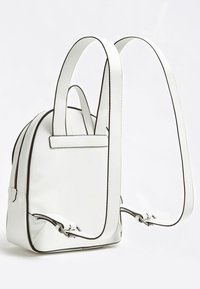 Biały plecak z czarnymi akcentami, wykonany z gładkiego syntetycznego materiału. Posiada regulowane paski i zapięcie na zamek błyskawiczny. Kompaktowy i zaokrąglony design.