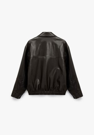 Sort syntetisk læderjakke med en glat tekstur, krave, og elastisk nederste kant. Har synlige sømme og en afslappet silhuet.
