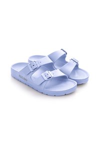 Jasnoniebieskie sandały wykonane z syntetycznego materiału, z dwoma regulowanymi paskami z klamrami, teksturowaną wkładką i grubą podeszwą.