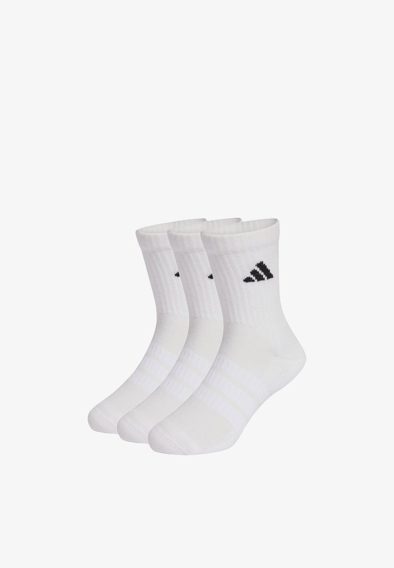 Trzy pary białych skarpetek do połowy łydki o prążkowanej fakturze i małym czarnym logo po boku, ułożone obok siebie.