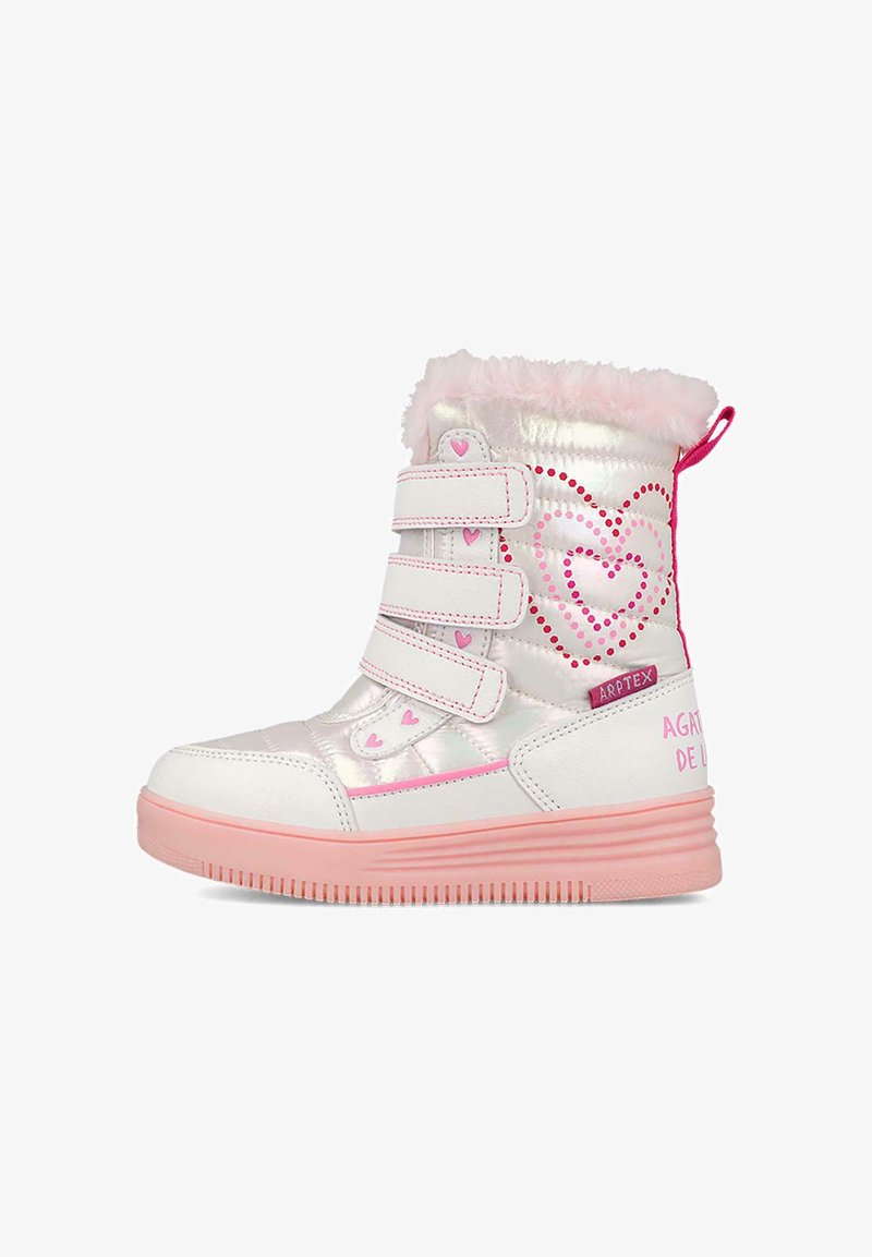 Botín blanco e iridiscente con acentos rosas, puño de pelo, tres correas de gancho y bucle, y patrones de corazones en el lateral. Suela de goma.