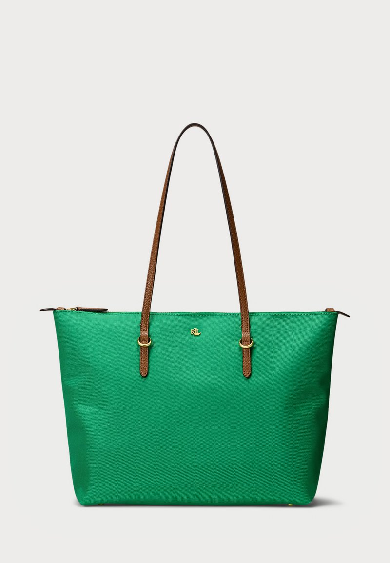 Sac fourre-tout vert en nylon avec des anses en cuir marron et des accessoires en or. Comprend une fermeture éclair en haut et un logo à l'avant.