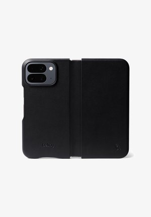 Custodia a libro per telefono in pelle nera con doppio ritaglio per fotocamera, logo Bellroy in rilievo e logo gufo sulla copertina frontale.